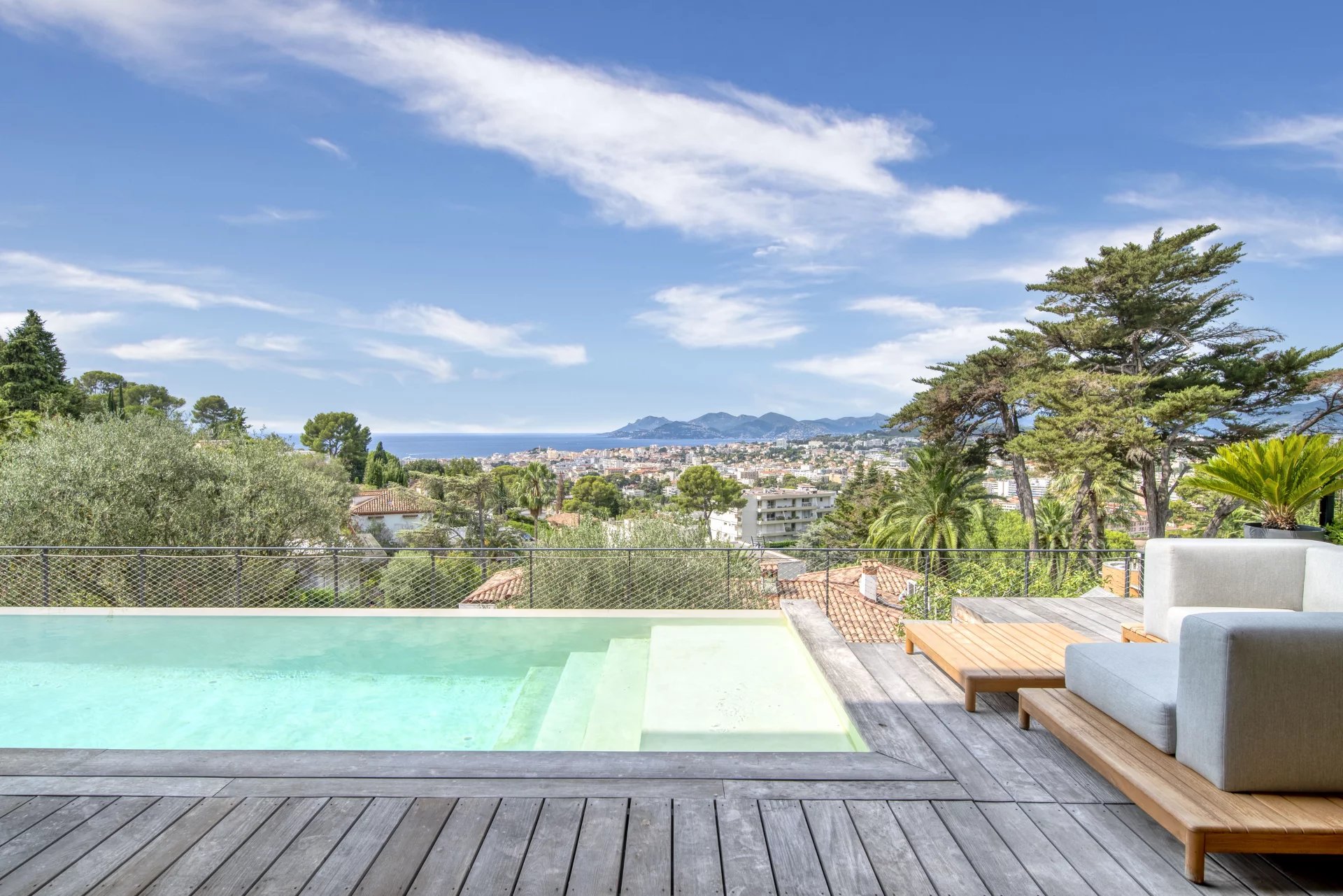 Piscine vue mer location Cannes