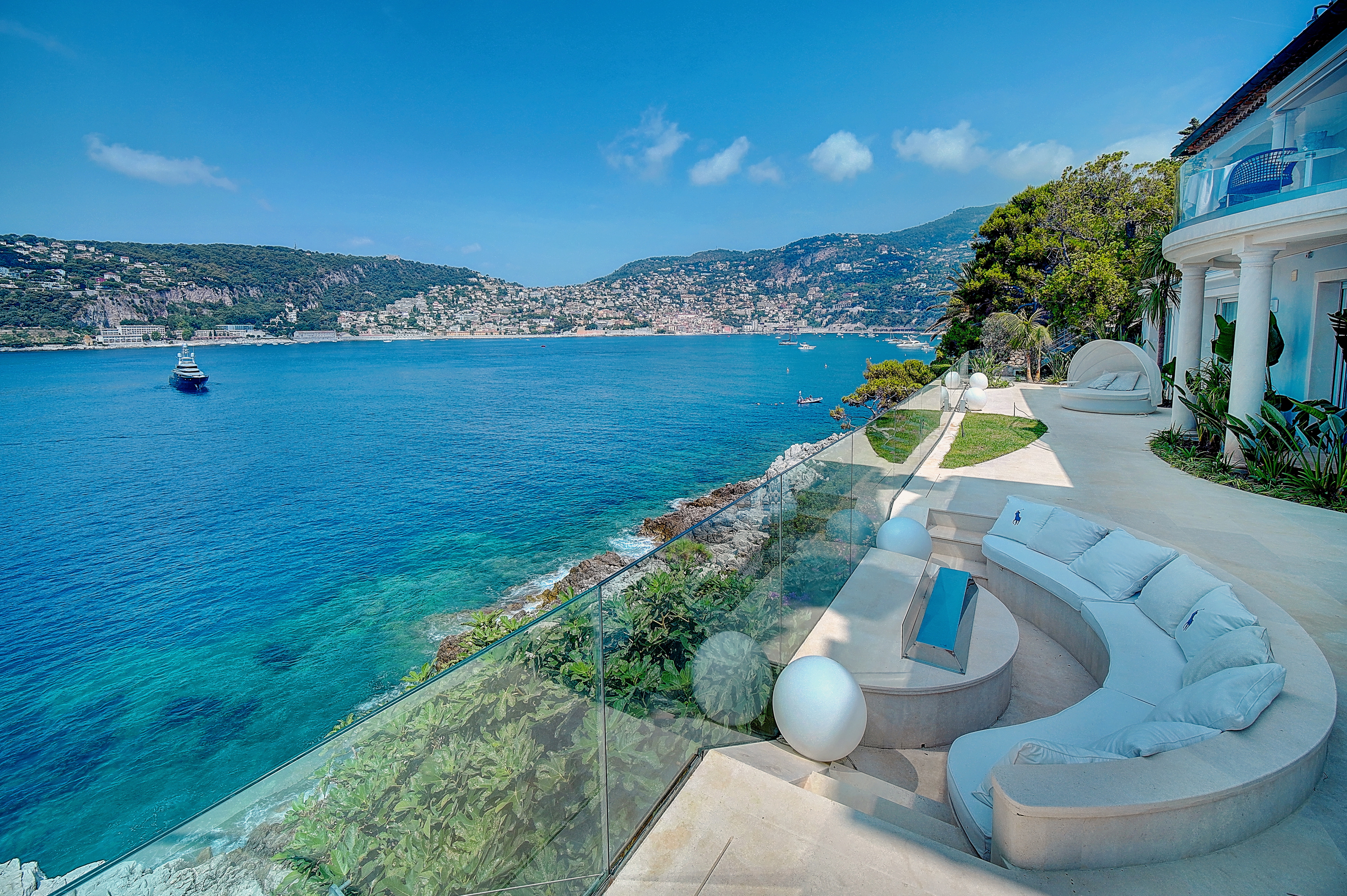 Villa pieds dans l'eau à louer lune de miel Côte d'Azur