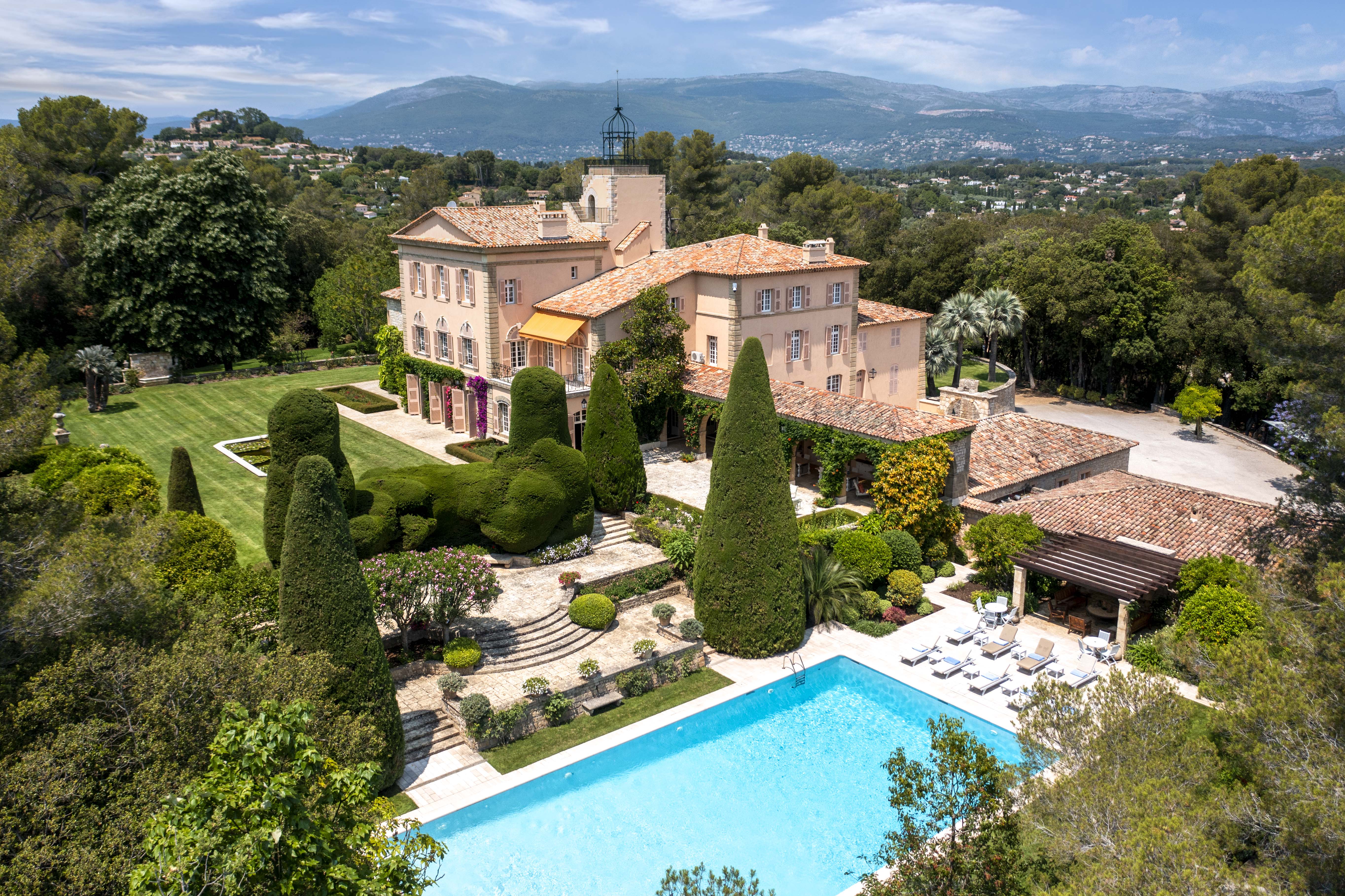 Château historique piscine tennis privés Valbonne