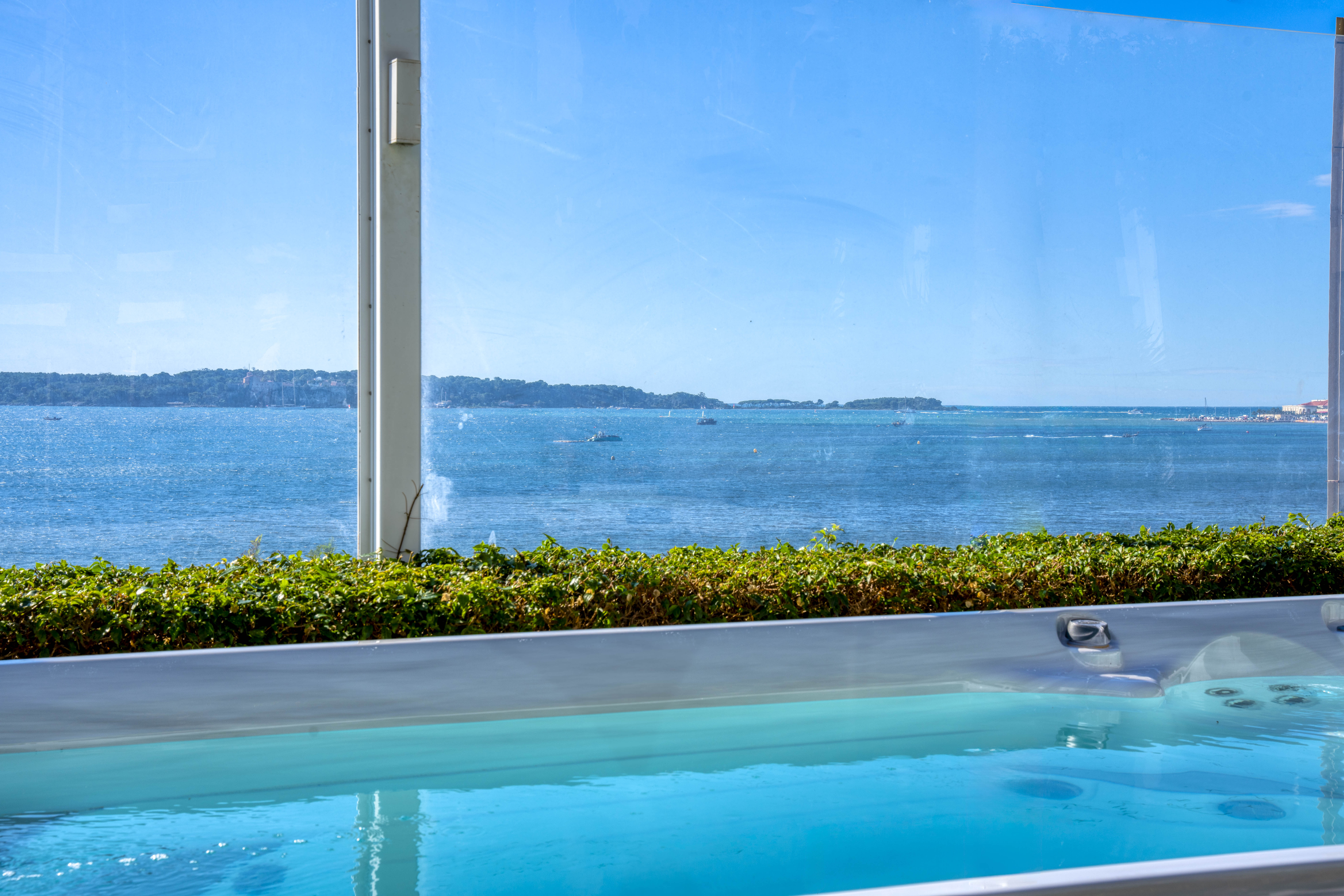 Villa pieds dans l'eau à vendre Cannes