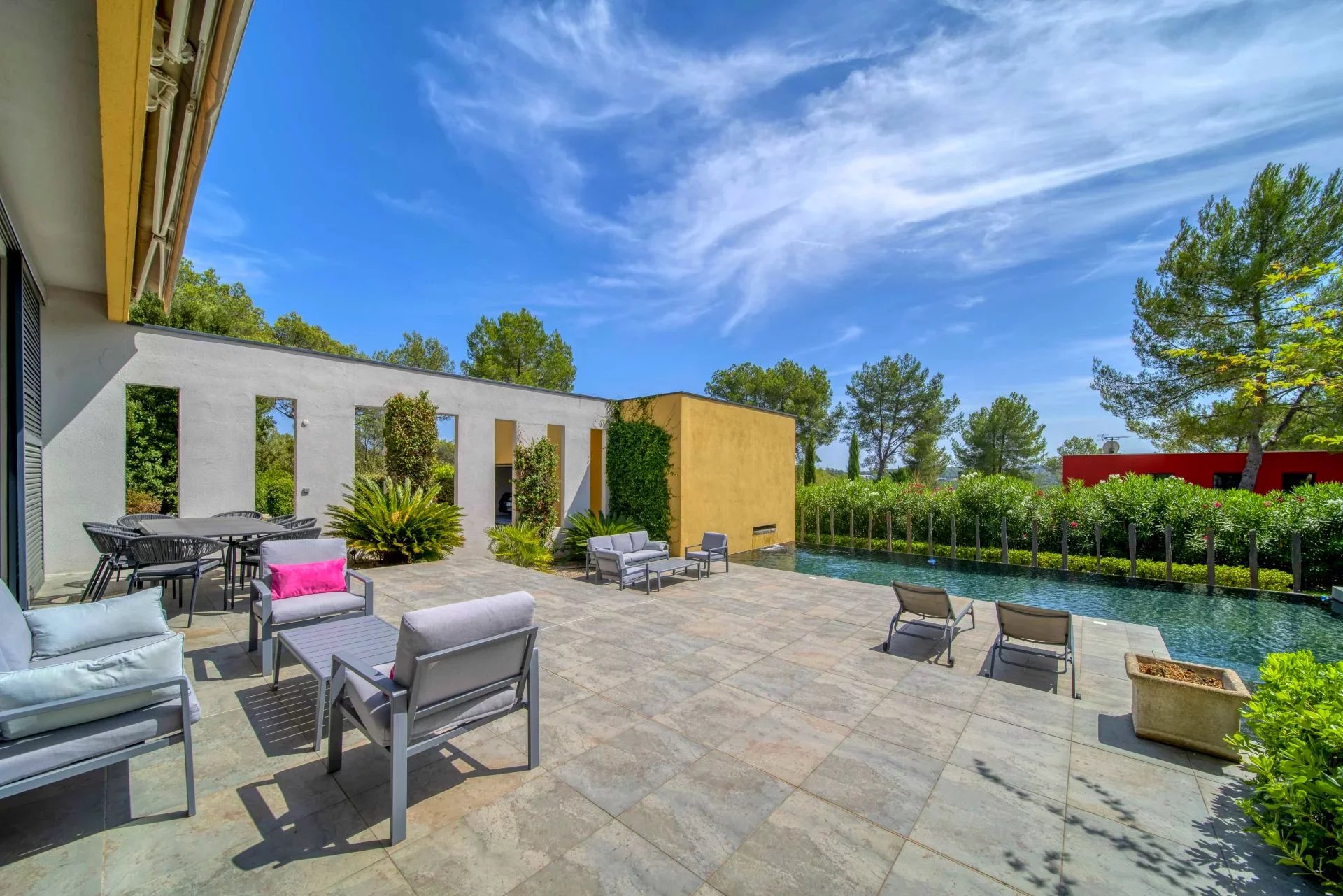 Terrasse villa contemporaine à vendre