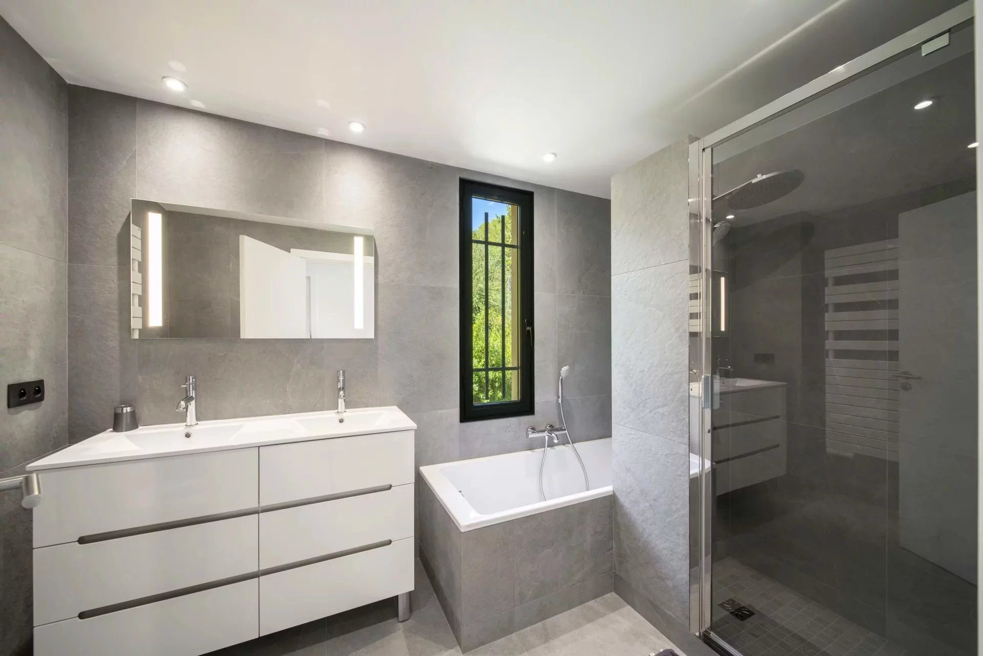 Salle de bains villa à vendre Valbonne